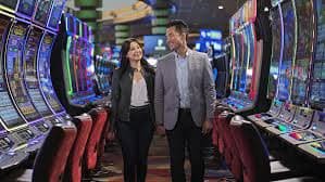Dealer live casino dengan meja hijau dan kartu remi