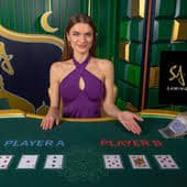 Turnamen bulu tangkis di arena indoor dengan penonton banyak